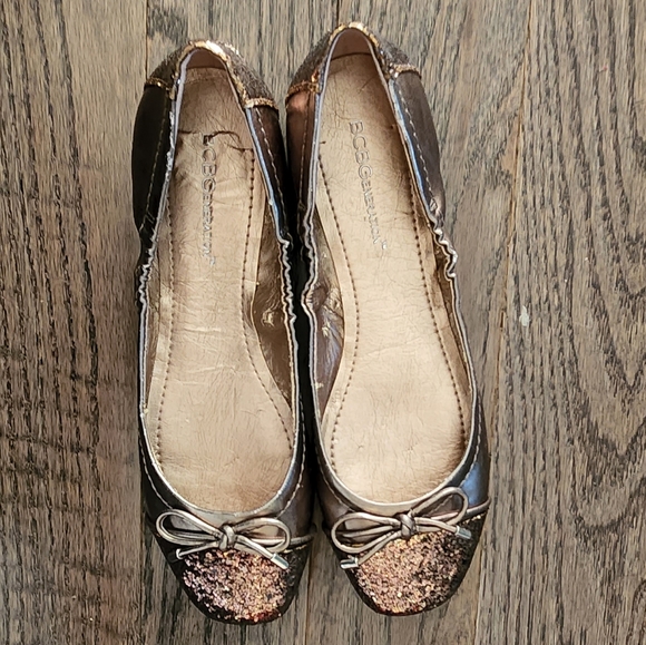 New BCBG generation womens size 6.5 sparkly gold/chrome color flats - Picture 6 of 11